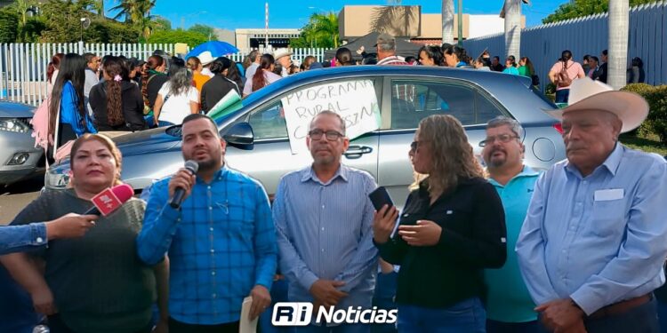 Campesinos exigen rescate de apoyos rurales, se manifiestan en el Congreso