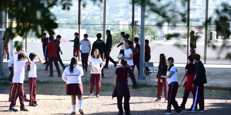 Hoy comienzan vacaciones navideñas para más de 586 mil 281 estudiantes del nivel básico