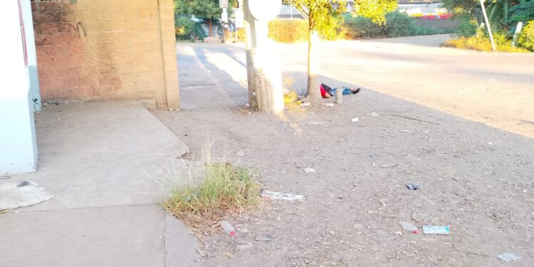 ¡Estaba atado de los pies! Localizan cuerpo frente expendio cervecero en Costa Rica, Sinaloa