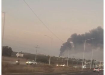 Incendio en basurón clandestino genera densa columna de humo al sur de Culiacán