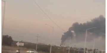 Incendio en basurón clandestino genera densa columna de humo al sur de Culiacán