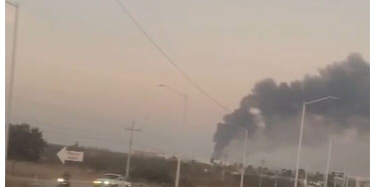 Incendio en basurón clandestino genera densa columna de humo al sur de Culiacán