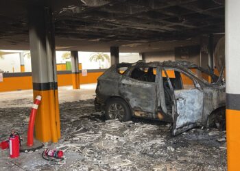 Cortocircuito provoca incendio de camioneta en hotel de Tres Río