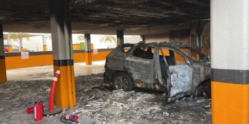 Cortocircuito provoca incendio de camioneta en hotel de Tres Río