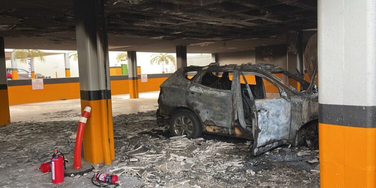 Cortocircuito provoca incendio de camioneta en hotel de Tres Río