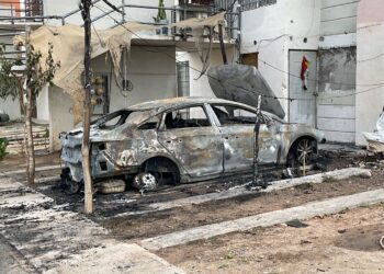 Incendian vehículo en Zona Dorada de Culiacán durante madrugada miércoles