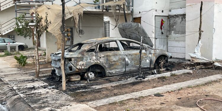Incendian vehículo en Zona Dorada de Culiacán durante madrugada miércoles