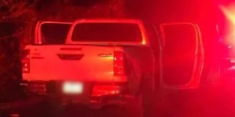 Localizan a dos hombres ejecutados a tiros dentro de camioneta en Chametla Rosario