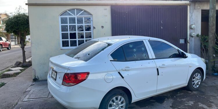 Balean y vandalizan dos viviendas y un vehículo en Culiacán