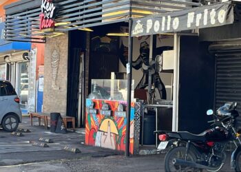 Rocían combustible y le prenden fuego a taquería en Culiacán