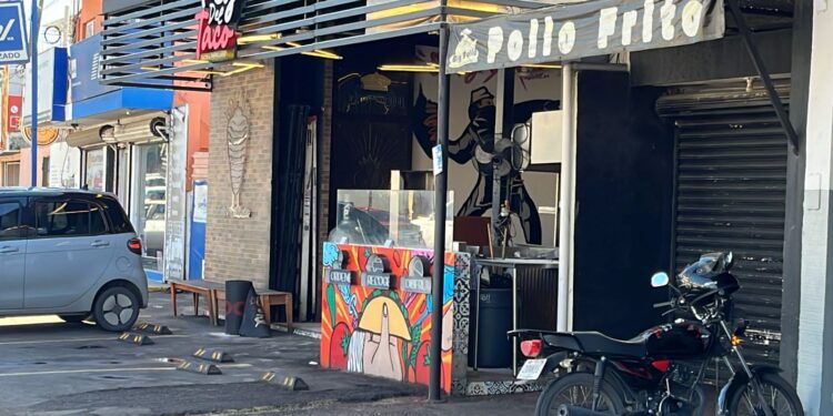 Rocían combustible y le prenden fuego a taquería en Culiacán