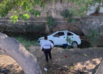 Vehículo compacto cae a canal pluvial en el paso superior en Mazatlán