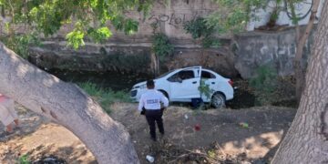 Vehículo compacto cae a canal pluvial en el paso superior en Mazatlán