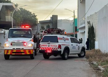 Incendian vivienda y dos autos en la colonia Chapultepec en Culiacán