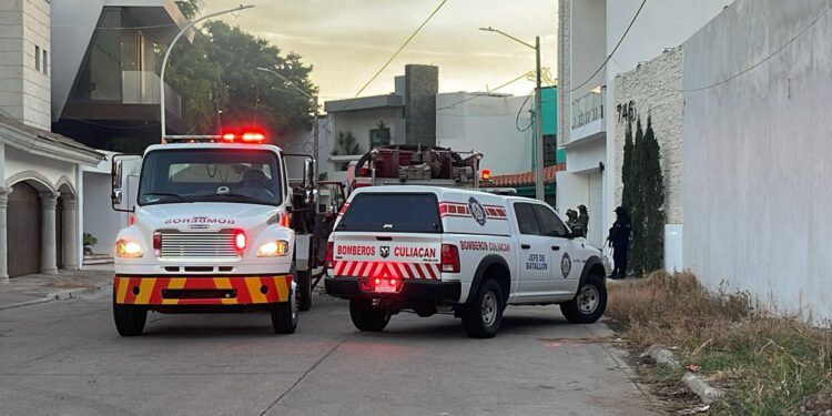 Incendian vivienda y dos autos en la colonia Chapultepec en Culiacán