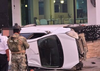 Se registra aparatosa volcadura en el malecón de Mazatlán