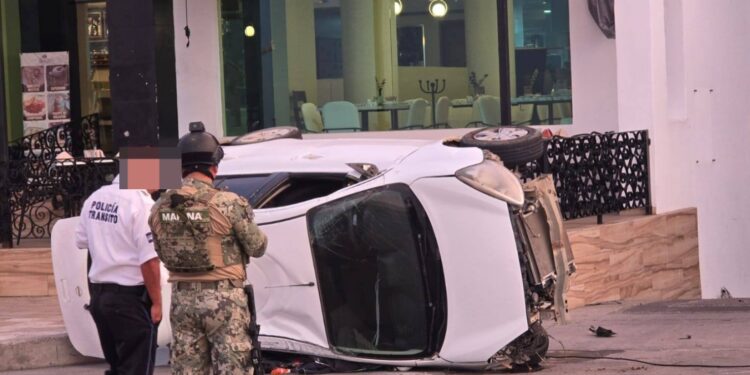 Se registra aparatosa volcadura en el malecón de Mazatlán