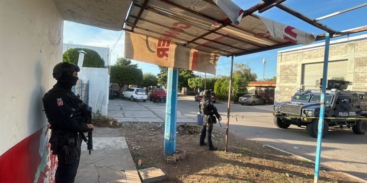 Aseguran diez vehículos blindados, artefactos explosivos y armamento tras operativo en San Miguel, Culiacán