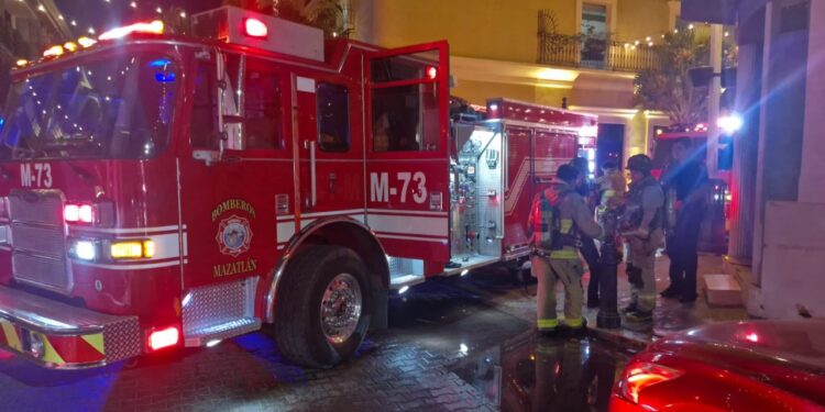 Explosión e incendio de taquería dejó dos personas heridas en el Centro de Mazatlán