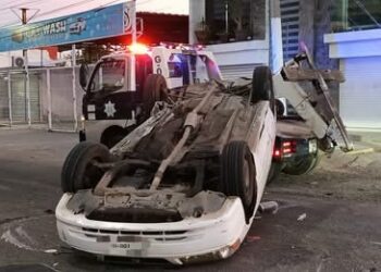 Vuelca vehículo en avenida Revolución, en Culiacán