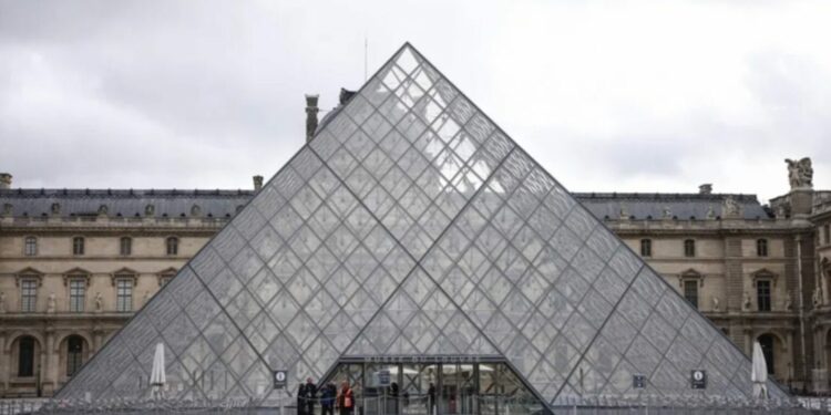 Convocan a empleados del Louvre a huelga indefinida a partir del lunes