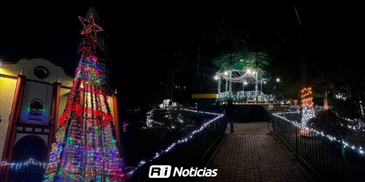 La plazuela de Villa Unión se llena de luz y espíritu navideño