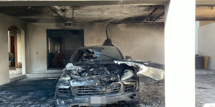 Incendian vehículo y vandalizan vivienda en la colonia Chapultepec, en Culiacán