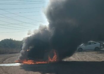 Camioneta se quema frente a la termoeléctrica, en Mazatlán