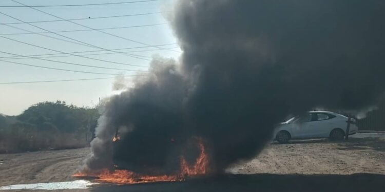 Camioneta se quema frente a la termoeléctrica, en Mazatlán