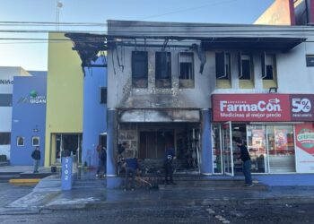Incendio reduce a cenizas negocio de uniformes escolares en Horizontes