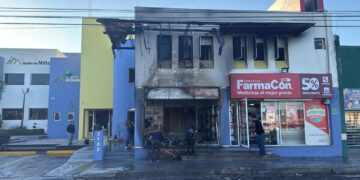 Incendio reduce a cenizas negocio de uniformes escolares en Horizontes