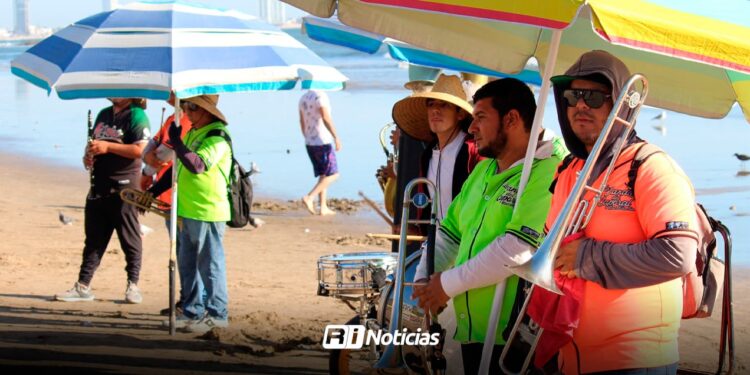 Banda sinaloense en la playa de Mazatlán: Horarios que debes conocer antes de contratarla