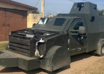 Aseguran vehículo “monstruo” y detienen a hombres armados, en Escuinapa