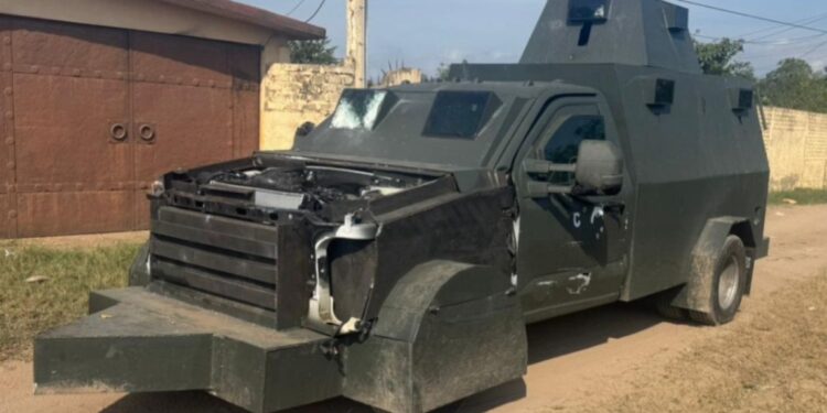 Aseguran vehículo “monstruo” y detienen a hombres armados, en Escuinapa