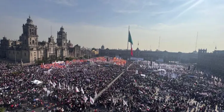 Zócalo desbordado por el festejo de los 7 años de la transformación