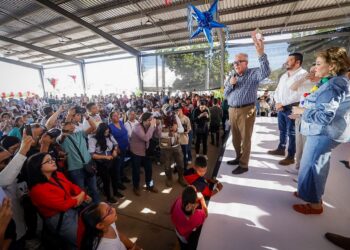 Gobernador Rocha Moya y Eneyda Rocha festejan a miles de familias en la Gran Posada 2025