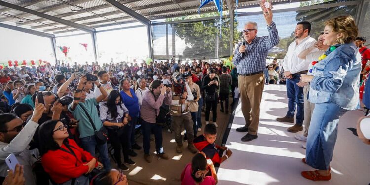 Gobernador Rocha Moya y Eneyda Rocha festejan a miles de familias en la Gran Posada 2025