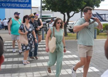 Cruceristas reactivan economía de Mazatlán y sus comunidades