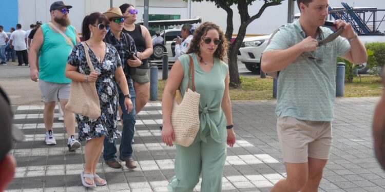 Cruceristas reactivan economía de Mazatlán y sus comunidades