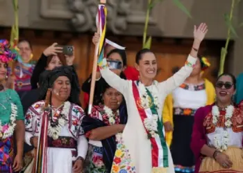 “No uso ninguna marca de esas que son carísimas”: Sheinbaum presume bordados indígenas