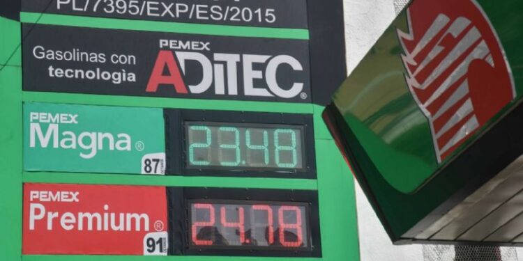 La gasolina no va a aumentar su precio en enero 2026, asegura Sheinbaum