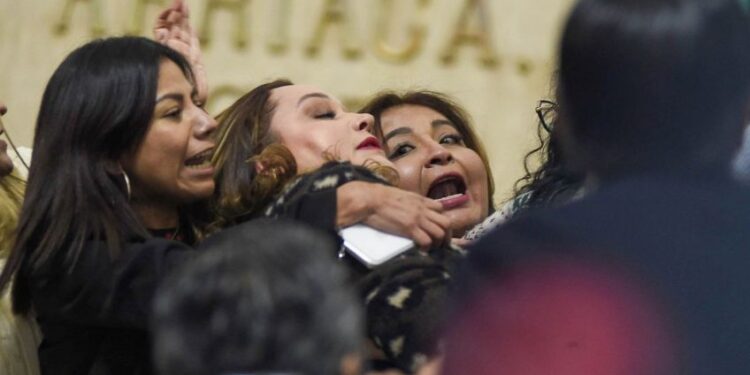 ¿Qué causó el choque entre diputadas en plena sesión del Congreso de la Ciudad de México?