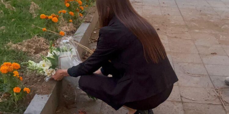 “Prometo que no te fallaré”: Grecia Quiroz visita el lugar donde hace un mes fue asesinado Carlos Manzo