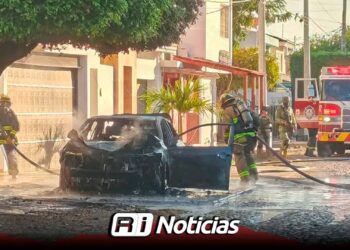 Incendian vehículo en la colonia Las Quintas; dos hombres habrían rociado gasolina antes de huir