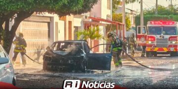 Incendian vehículo en la colonia Las Quintas; dos hombres habrían rociado gasolina antes de huir