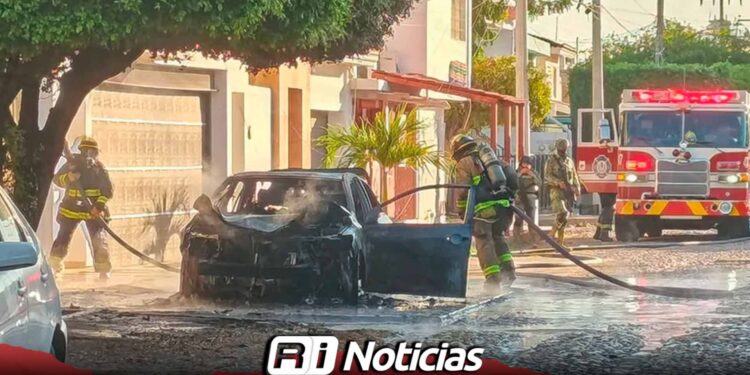 Incendian vehículo en la colonia Las Quintas; dos hombres habrían rociado gasolina antes de huir