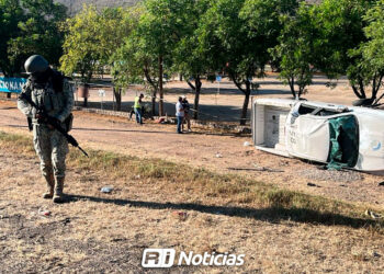 Camioneta de Conapesca vuelca al intentar evadir retén militar en la México 15, en Culiacán