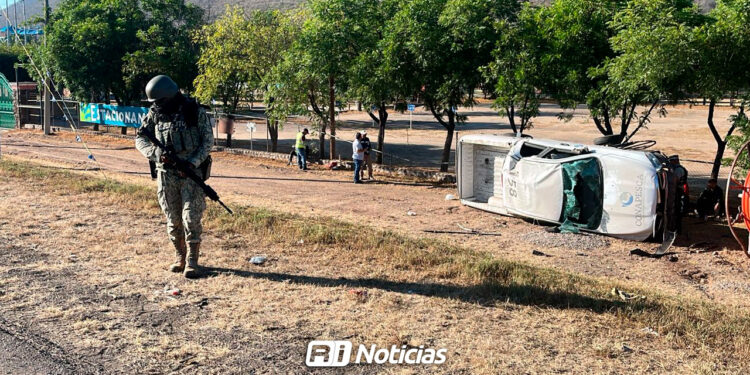 Camioneta de Conapesca vuelca al intentar evadir retén militar en la México 15, en Culiacán