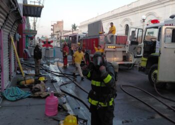 Se incendia conocida mueblería en pleno centro de Escuinapa