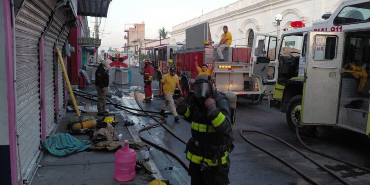 Se incendia conocida mueblería en pleno centro de Escuinapa